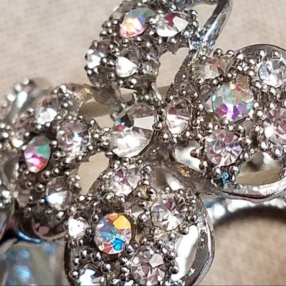 NWT Flower Motif Stretch Rhinestone Bracelet - Picture 5 of 6